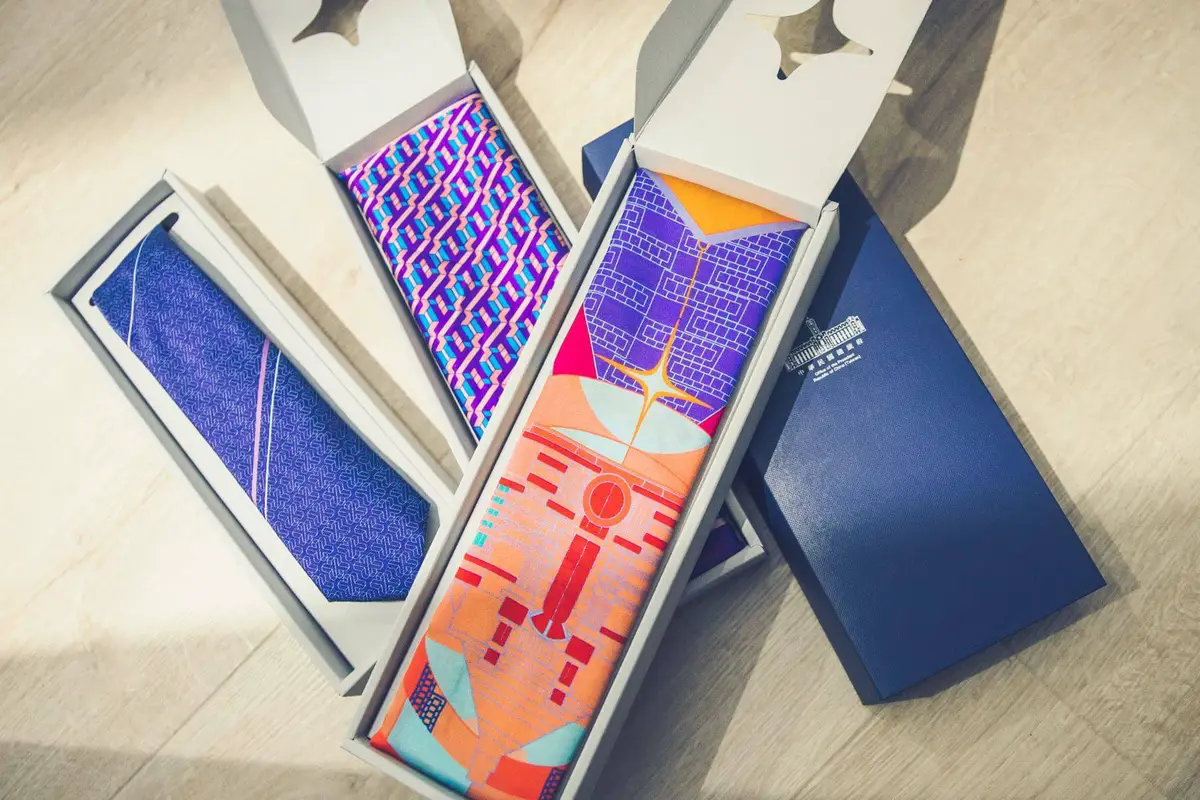 設計「總統府絲巾領帶」。