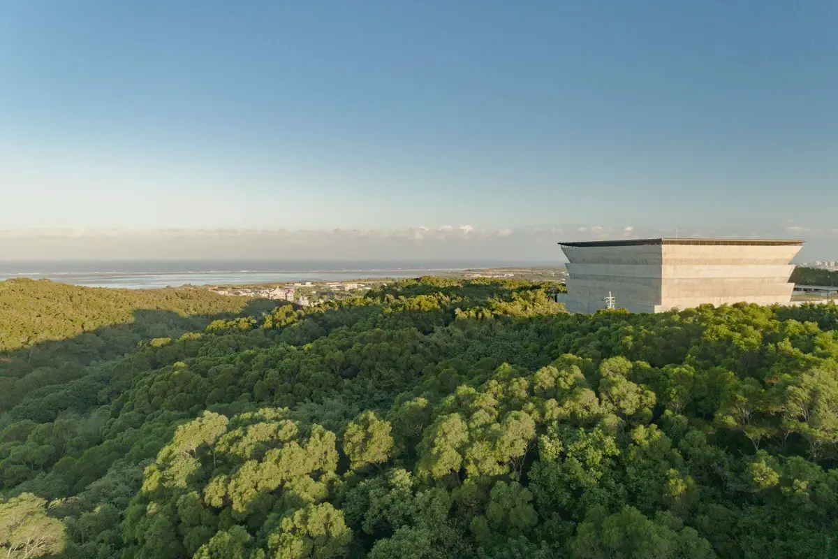 2022年，林彥穎與林友寒及其團隊合作共同承攬新竹市政府新建的「永恆之丘」納骨塔，獲得「國家卓越建設最佳規劃設計獎」、「德國紅點設計獎」等國內外大獎，為當年最閃亮的建築作品之一。（圖片／十彥建築師事務所）