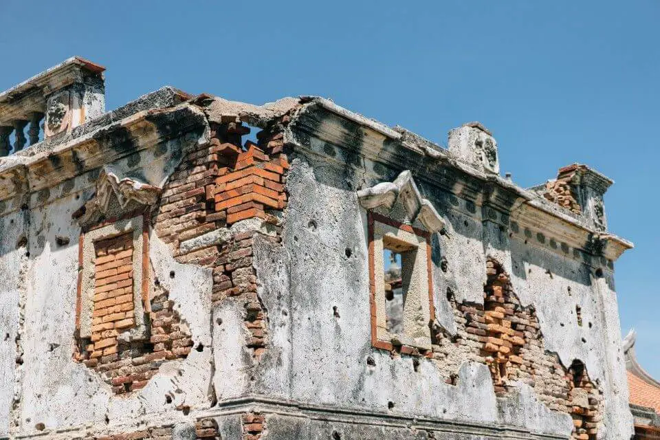 北山古洋樓布滿彈孔。（圖片來源／欣傳媒）
