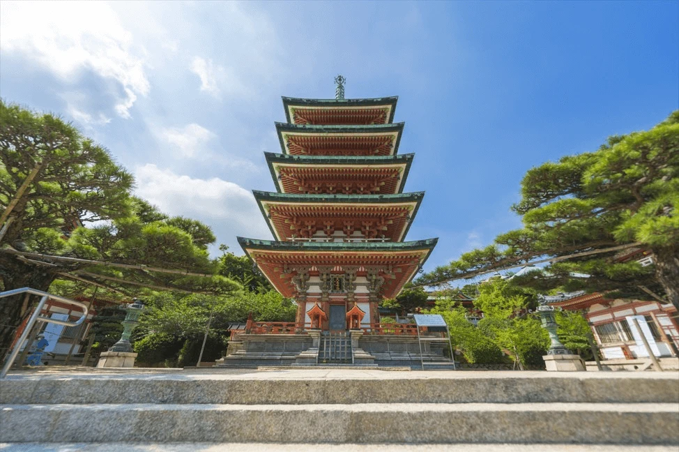 「耕三寺」效仿了奈良、平安時代建築色彩鮮豔， 內部精緻的細節也不可錯過！