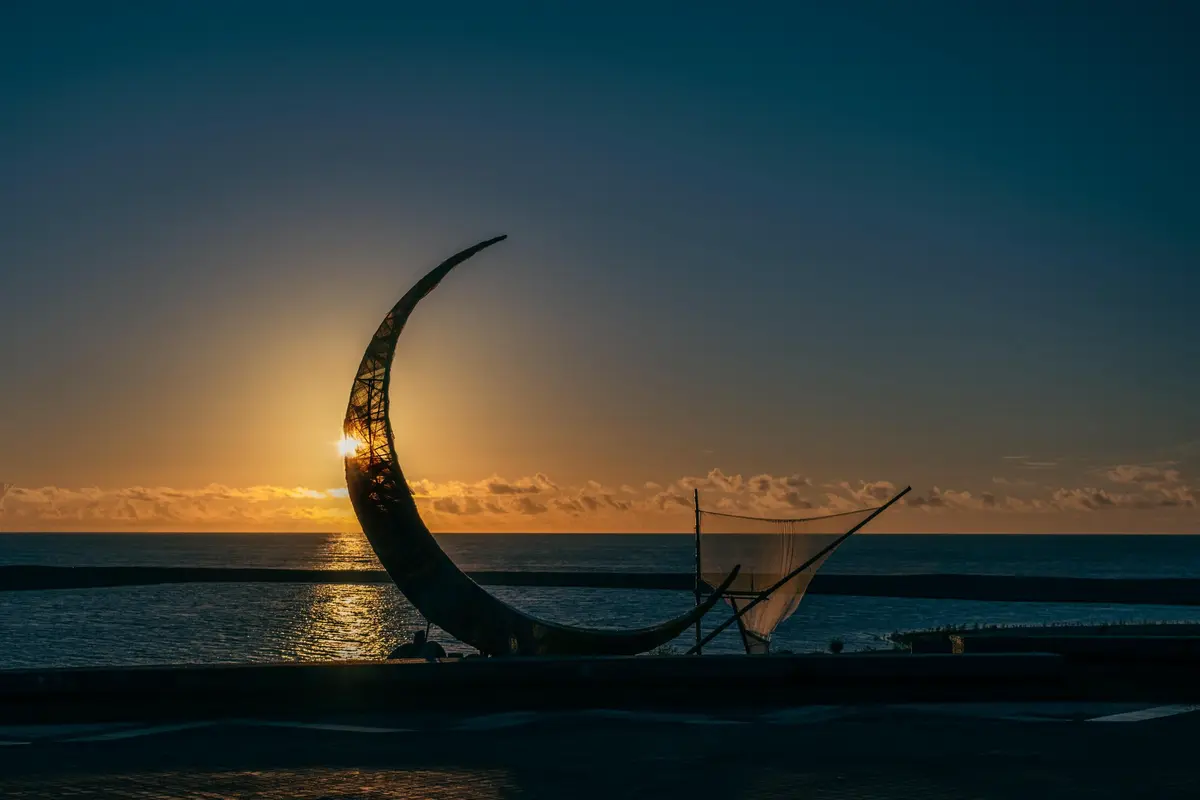 阿美族藝術家Apo'陳昭興與王亭婷在靜浦部落太陽廣場創作的「等待漲潮-mataktas大出」。