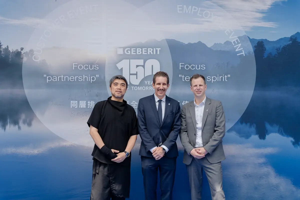 吉博力台灣代理商董事長郭俠邑（左）、瑞士駐台副處長Stefan Hutter(中)與吉博力東南亞董事總經理Michael Allenspach(右)。