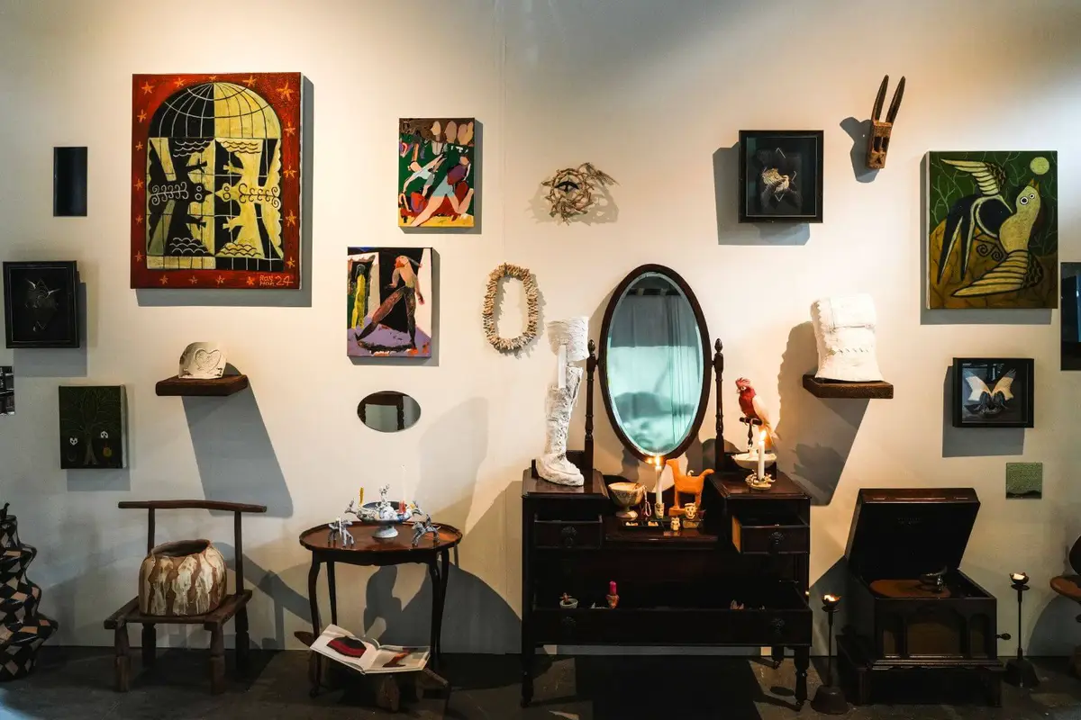 可口創造邀請了八位當代藝術家，透過創作闡述卡蘿的一生，賓客進入Frida的房間就宛如翻閱一本具象畫的卡蘿日記本。