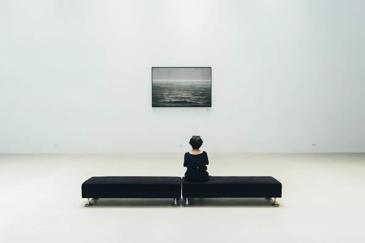 鎮館之寶為花蓮代表性藝術家葉子奇所創作的「颱風前‧花蓮的海」。（圖/花蓮美術館提供）