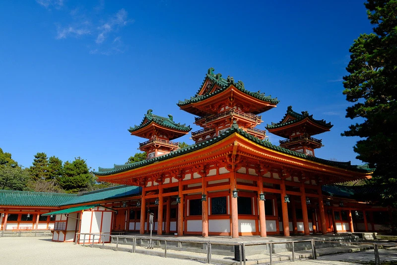 【京都】平安神宮：紀念建都千年而建！神苑櫻花夜櫻點燈＆楓葉必