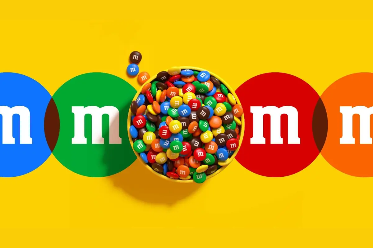 以「Everyone Belongs」為核心，Charles Nix為家喻戶曉的巧克力品牌M&M'S所設計的客製化字體。