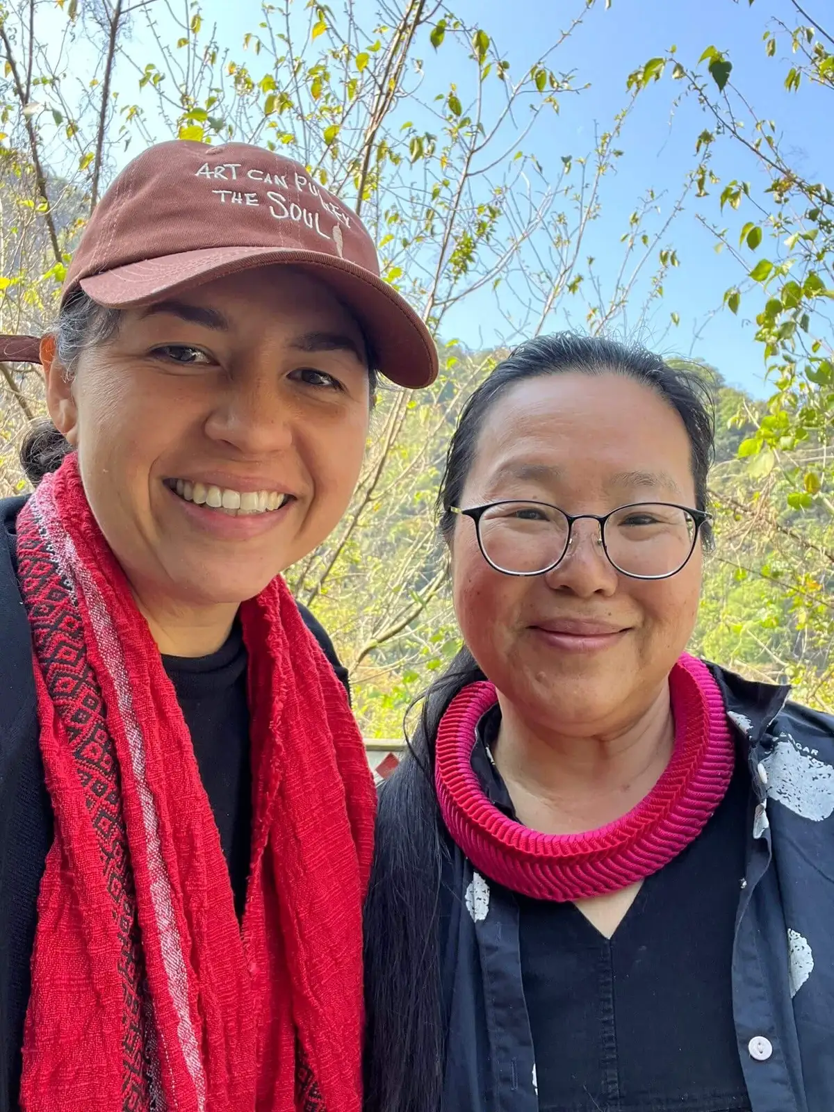 葛莉絲．莉莉安．李（左）專長於編織與現代藝術，作品獲多所頂尖美術館典藏，同時投入社區合作，致力於推動原民美學登上國際舞台，持續為原民文化發聲。