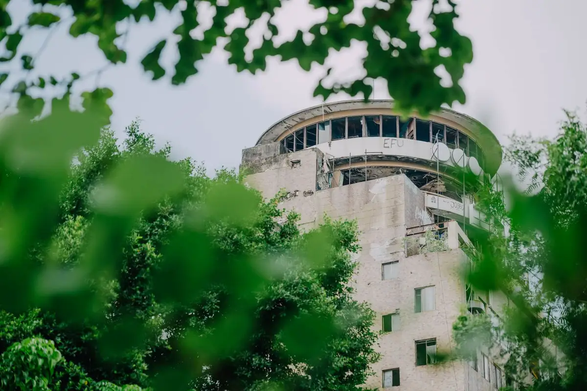 舊城區擁有許多廢棄的百貨商場，圖中的「千越大樓」是其中之一，2005年遭祝融後便閒置至今。