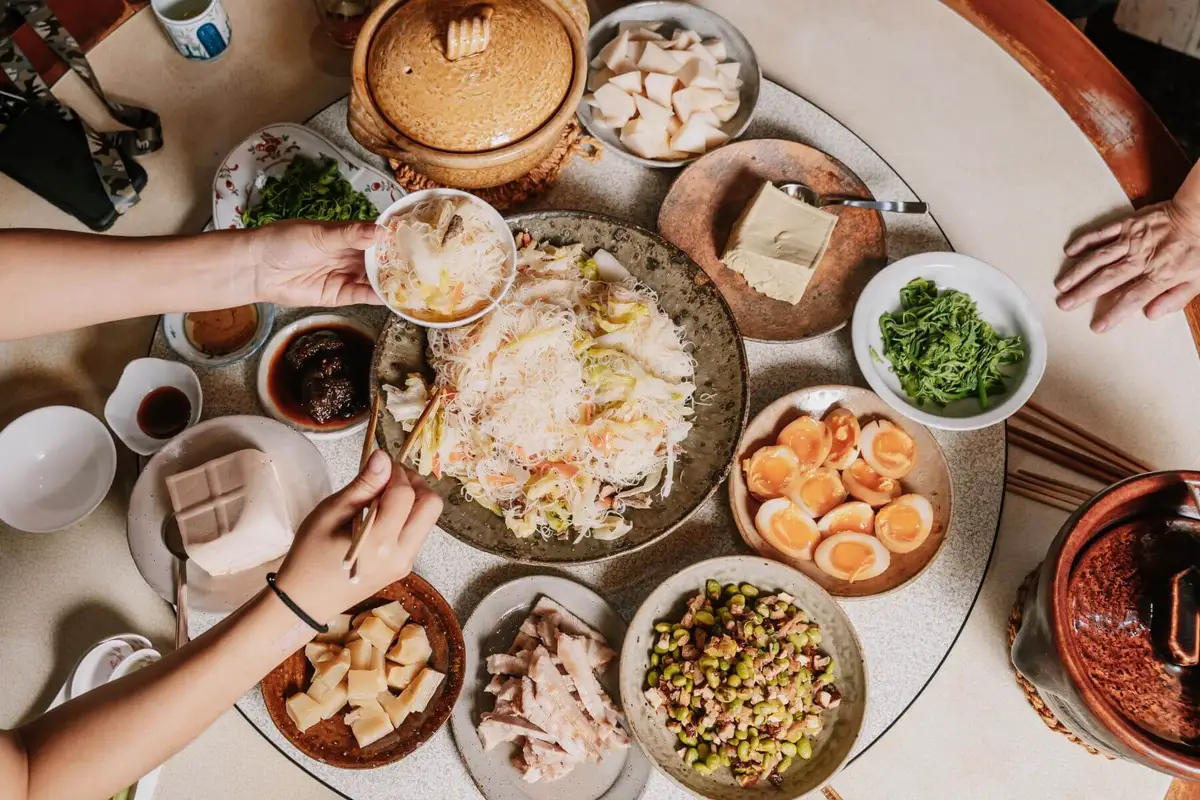 十人座的圓形飯桌，是陸莉莉住家的核心。