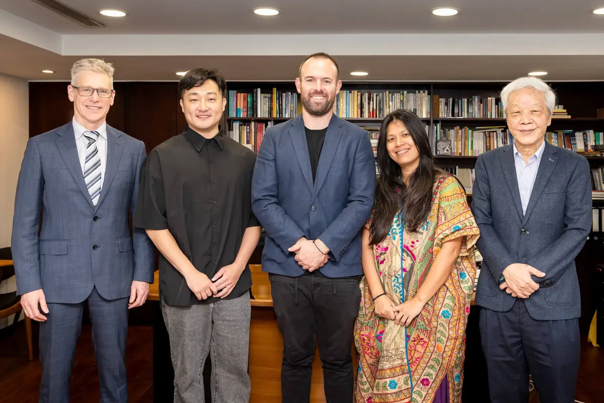第三屆台澳藝術交流夥伴計畫見面會，左起澳辦代表馮國斌、台灣藝術家李宗軒、澳洲藝術家約書亞・豪爾（Joshua Hoare）、台灣藝術家林介文、國藝會董事長林淇瀁。