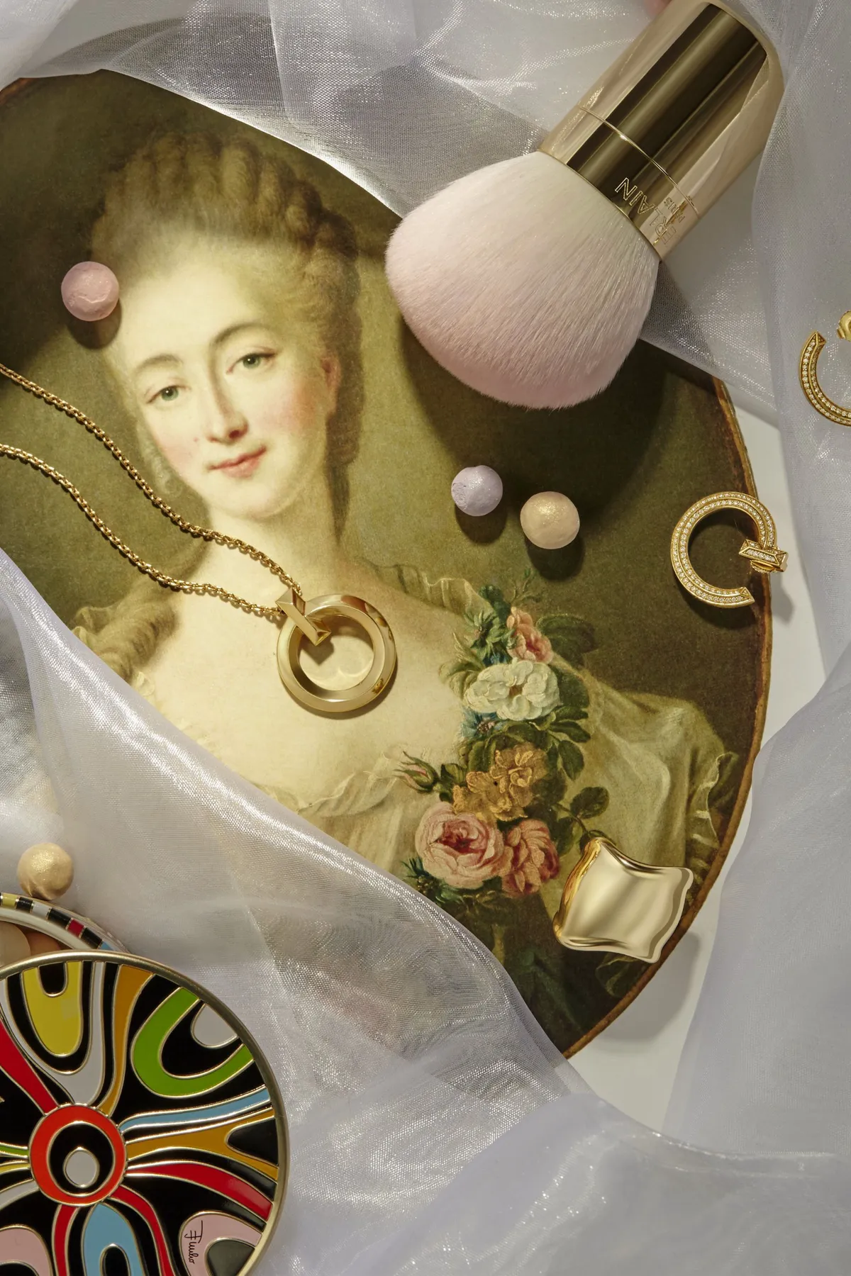 GUERLAIN x PUCCI 幻彩流星蜜粉球、GUERLAIN x PUCCI 幻彩流星蜜粉刷；Tiffany T1 18K金環形項鍊、Tiffany T1 18K金鑲鑽環形耳環。