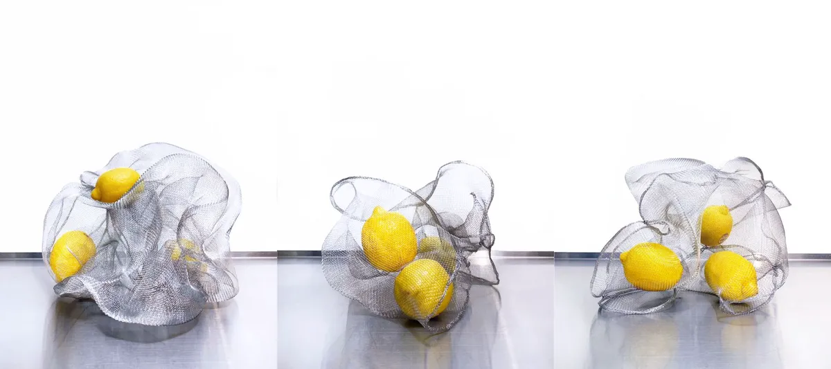 將作品蓋念延伸為桌面的擺飾，讓「光子」的氛圍帶到空間的每個角落。