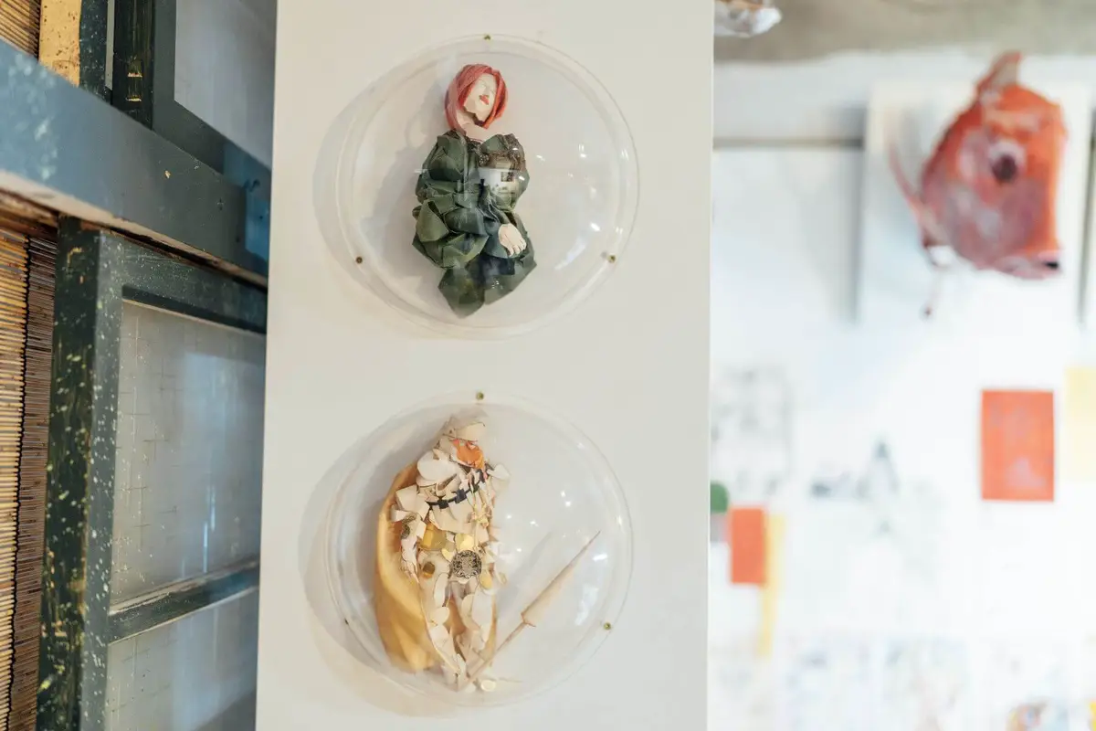 下方的騎士是李育昇小學四年級完成的第一件紙雕作品。