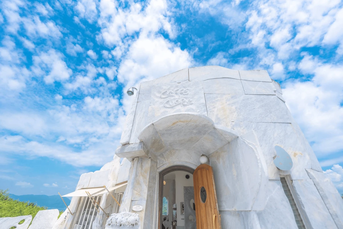 使用義大利大理石的「未來心之丘」宛如純白殿堂，是生口島上最人氣的打卡拍照景點之一。