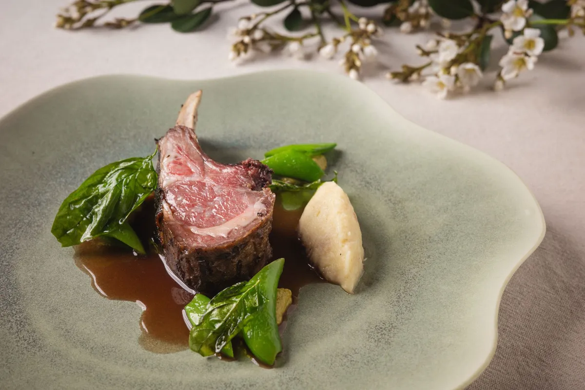 羊排、白花菜、橄欖。