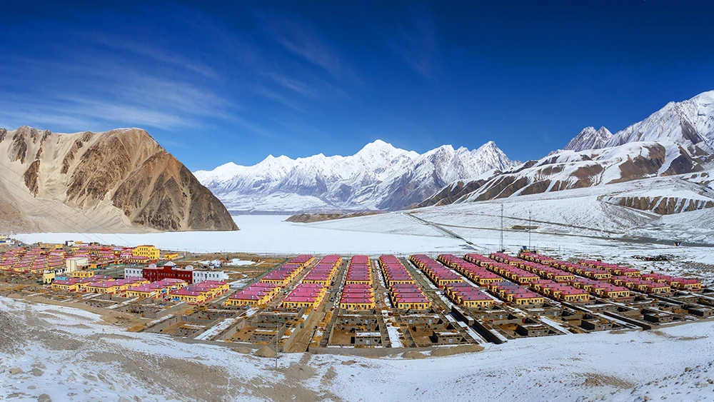 雪山下 陈锡萍 摄.jpg