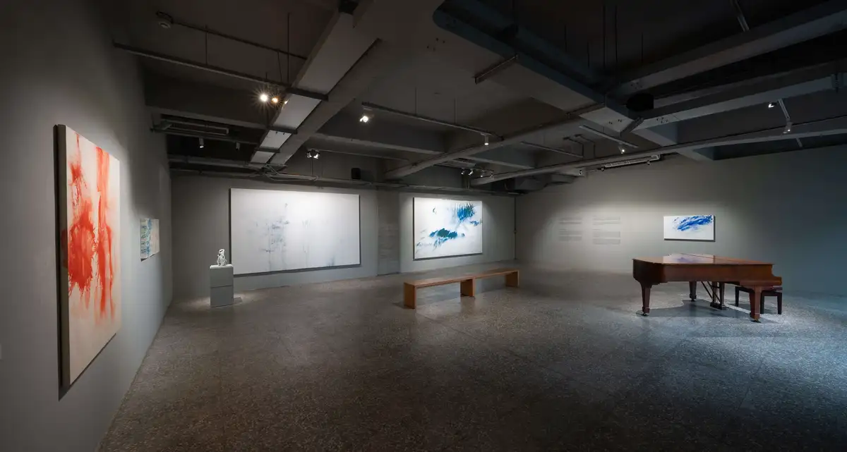 邀請觀者進入細緻的凝視，隨著光與時間的流動，作品與觀者之間展開如祈禱般的對話。展期間將舉辦音樂與舞踏的跨域活動，呈現不同藝術形式的對話與交流。