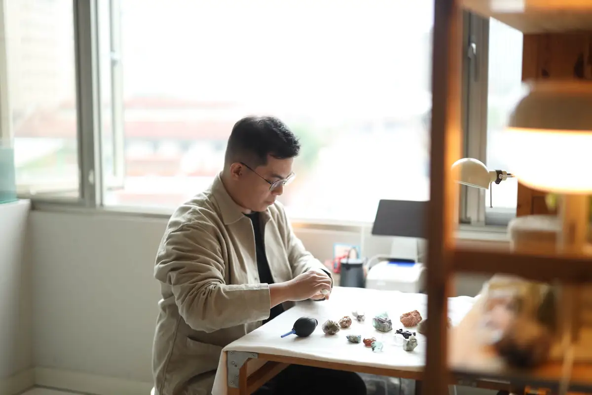 大氣層水晶主理人闆班，正為心愛的「礦礦」們拭去灰塵。