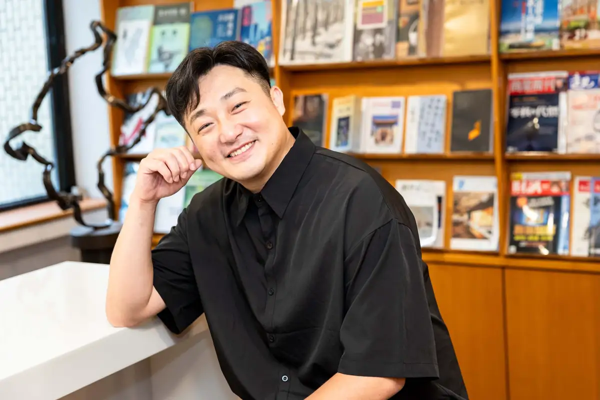 FOCASA馬戲團藝術顧問李宗軒，創作橫跨舞蹈、馬戲、肢體劇場，擅長運用道具與肢體建構舞台運動的框架與規則，映照人與環境之間的動態關係。