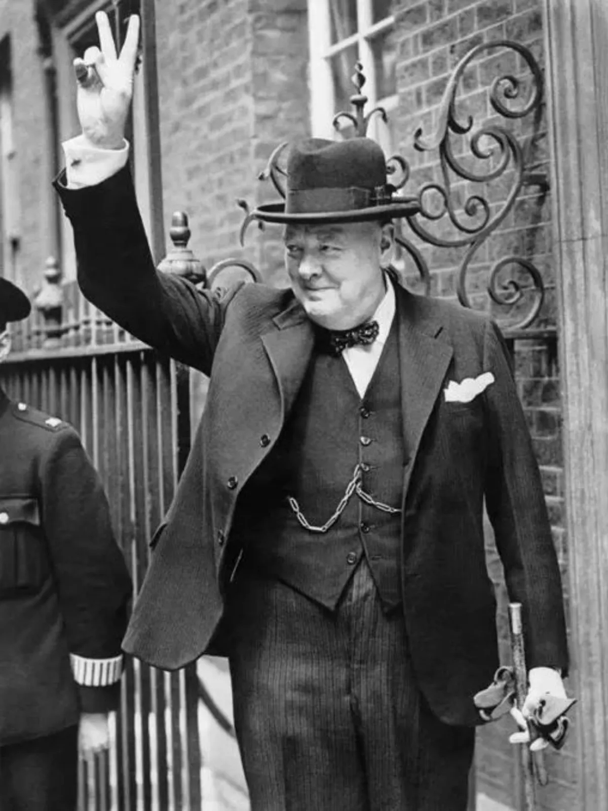 納粹德國1940年5月10日開始進攻西歐，十天后直趨英吉利海峽。剛剛上任的首相邱吉爾做出著名的「V」字形手勢，向英國民眾傳達贏得勝利的信心，並開始「敦克爾克大撤退」。