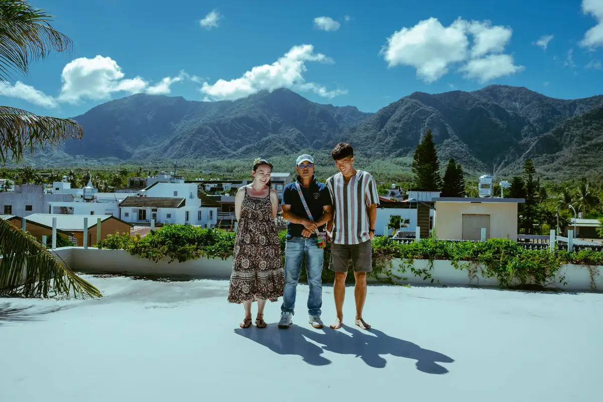 都蘭部落Kakita'an林照明（圖中）與東海岸大地藝術節策展人李韻儀（圖左）、月光．海音樂會節目統籌鄭宜豪（圖右）。