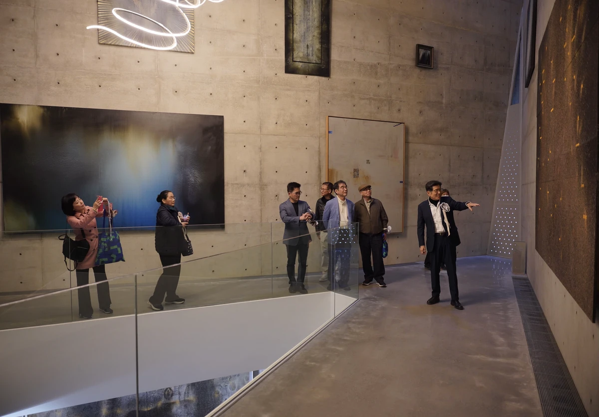 嚴長壽導覽。照片提供／江賢二藝術文化基金會