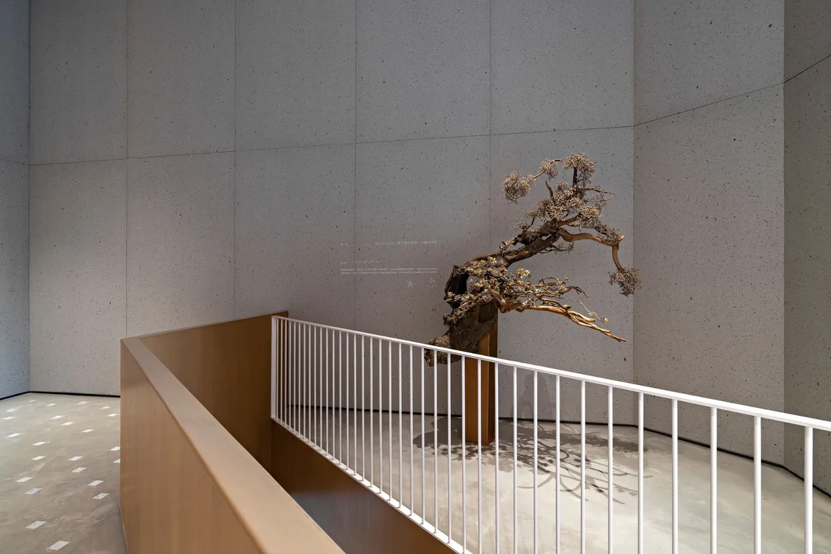 透過鏡面反射創造穿透感，虛實交錯延伸，隱藏井然有序空間層次。