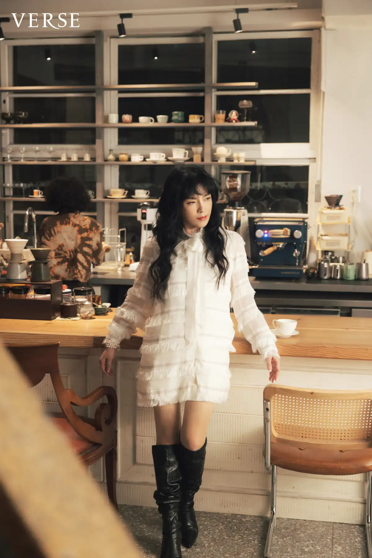 白襯衫裙 by Shiatzy Chen @shiatzychen；白色皮短褲 by CRUSH Collection from ART HAUS@arthausofficial；皇冠印章戒指、夕陽石榴石戒指 all by agete @agete_taiwan @tun_grp；手鍊 by Vivienne Westwood Taiwan @viviennewestwoodtaiwan 