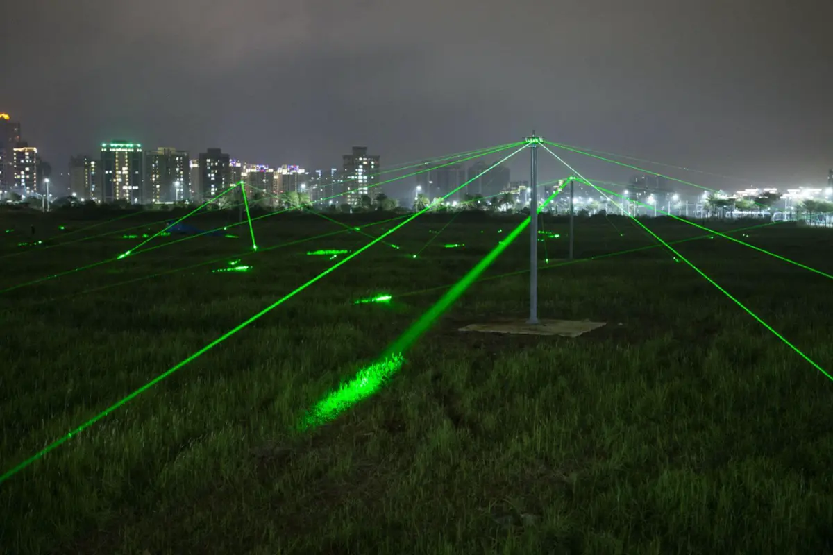藝術家莊志維受邀在海潮裡打造「淡海，風吹起一裝置微光計畫」。圖片／宏盛建設
