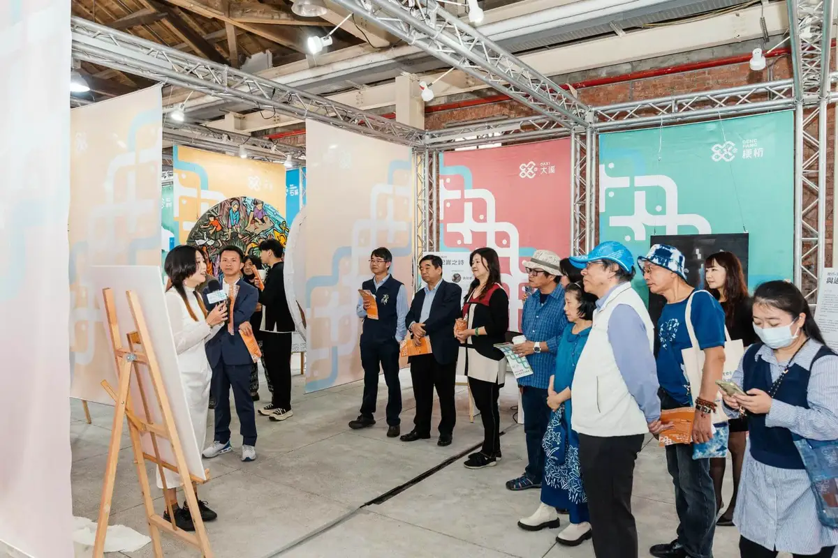 藝術家邱娉勻導覽作品。