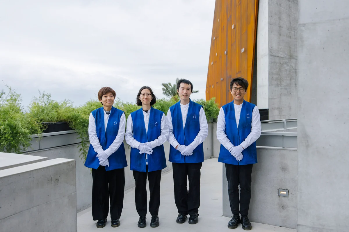 由周裕穎設計的服務人員制服。照片提供／江賢二藝術文化基金會