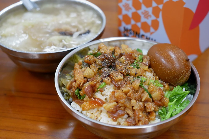 【新竹城隍廟美食】2024城隍廟夜市必吃推薦！鴨香飯、包子、