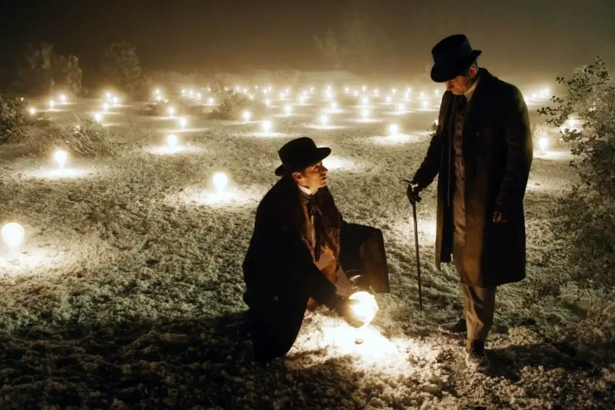 《頂尖對決》劇照。本片改編自普利斯特代表作“The Prestige“（台灣譯《奇術師》），上映後引起全世界廣泛關注，由《蝙蝠俠》克里斯汀貝爾和《金鋼狼》休傑克曼連袂出演。