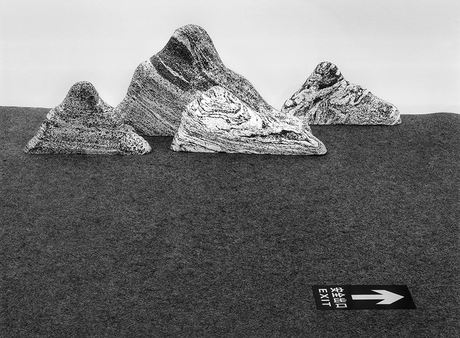 《展厅角落中的山石装饰》 北京 2023 年 10 月.jpg