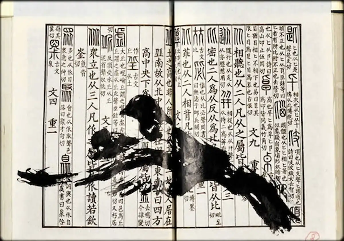 威廉．肯特里奇，《 樣板戲札記 》 (影像截圖 2015 高解析三頻投影裝置 11 分 14 秒 。 威廉．肯特里奇工作室，約翰尼斯堡。圖像由藝術家提供。