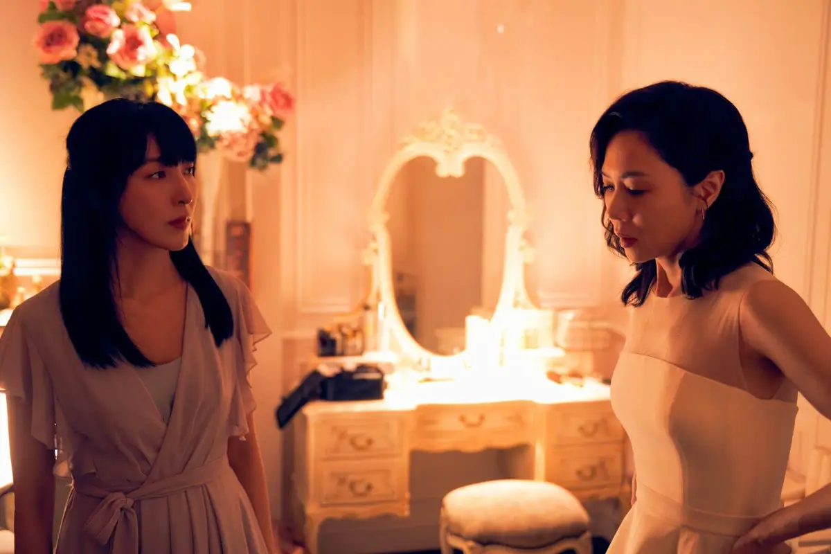 謝盈萱、楊謹華雙后劇中殘酷競爭，成昔日閨蜜。（圖/Netflix Taiwan）