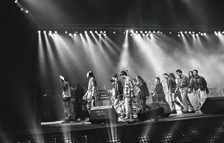 19.《“摇滚中国乐势力”参演人员在香港红磡体育馆演出结束后退场》.jpg