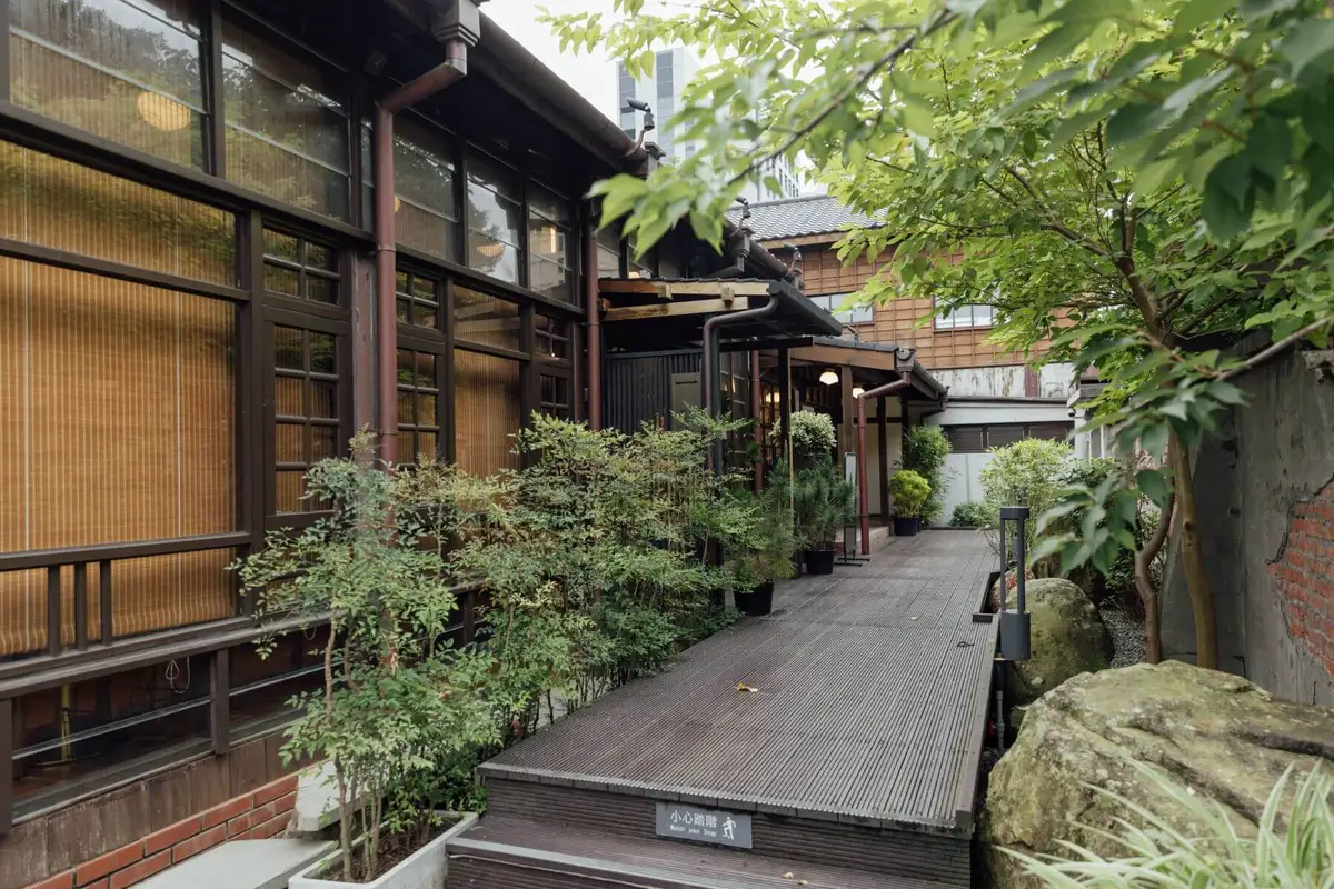 架高的人行道能防止園區樹木的浮根問題，也創造出行走的韻律感。