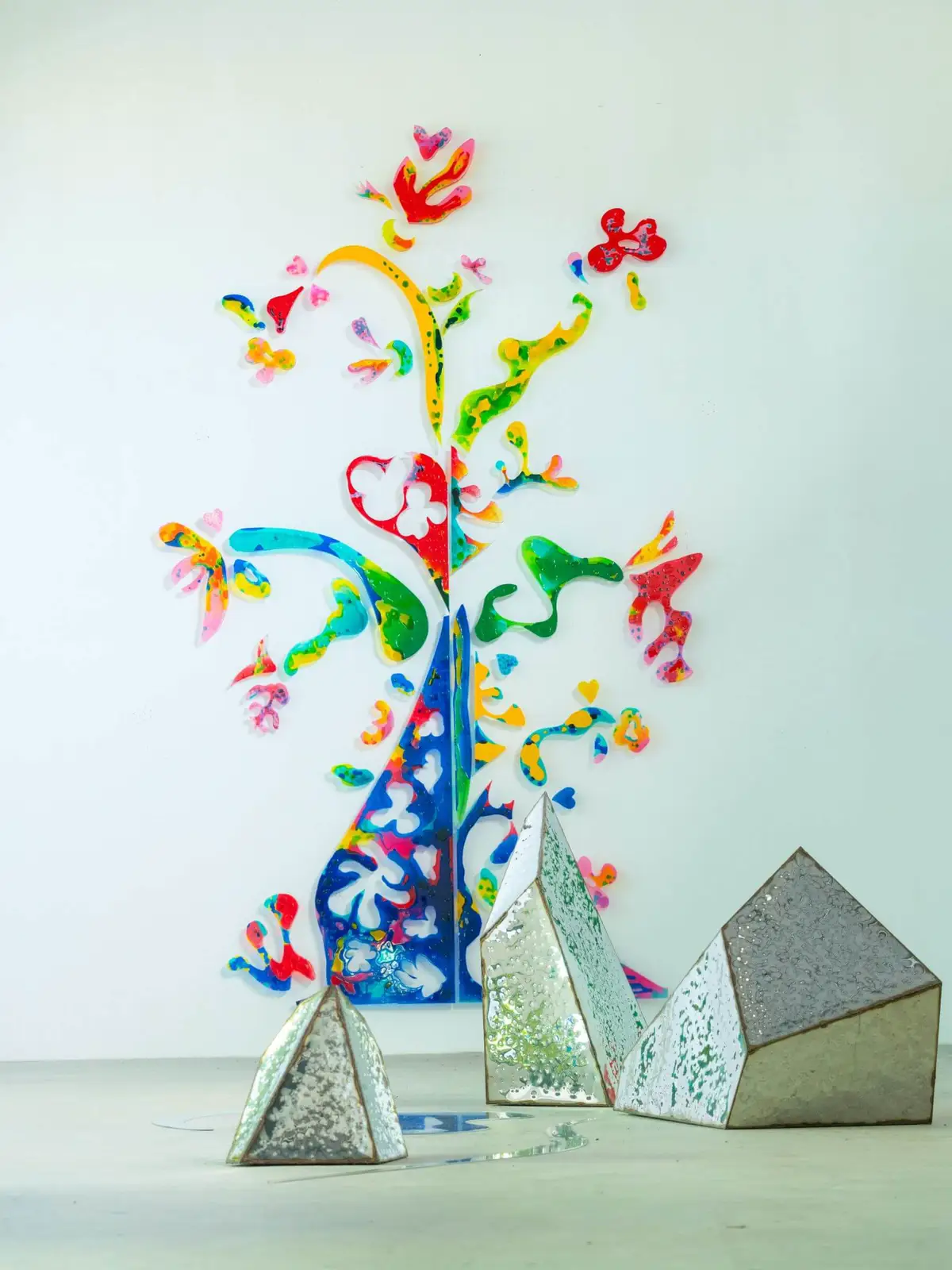 作品《島嶼誕生》為藝術家在追尋藝術與自我主體的探索，並與觀賞者透過眼和心的互動傳遞愛和能量的訊息。