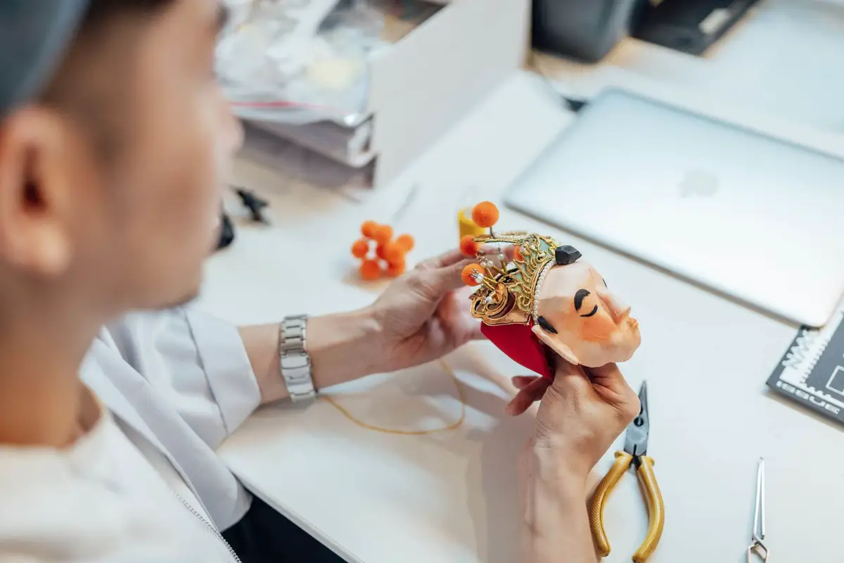 無論是神將還是戲服，都是李育昇及工作夥伴們一針一線縫製而成。