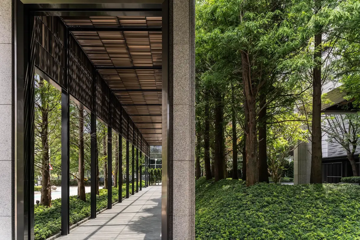 寶璽天睿的庭院空間由日本神級空間大師片山正通擘劃設計，其庭園廊道更為台中市首宗住宅建築以公共藝術作品申請使用執照的案例。