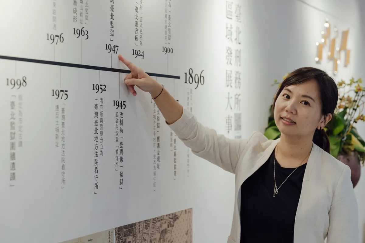 黃筠舒規劃商業空間和兩個服務中心包括梳理基地歷史的常設展，以及作為長照、居家教育等服務的空間。