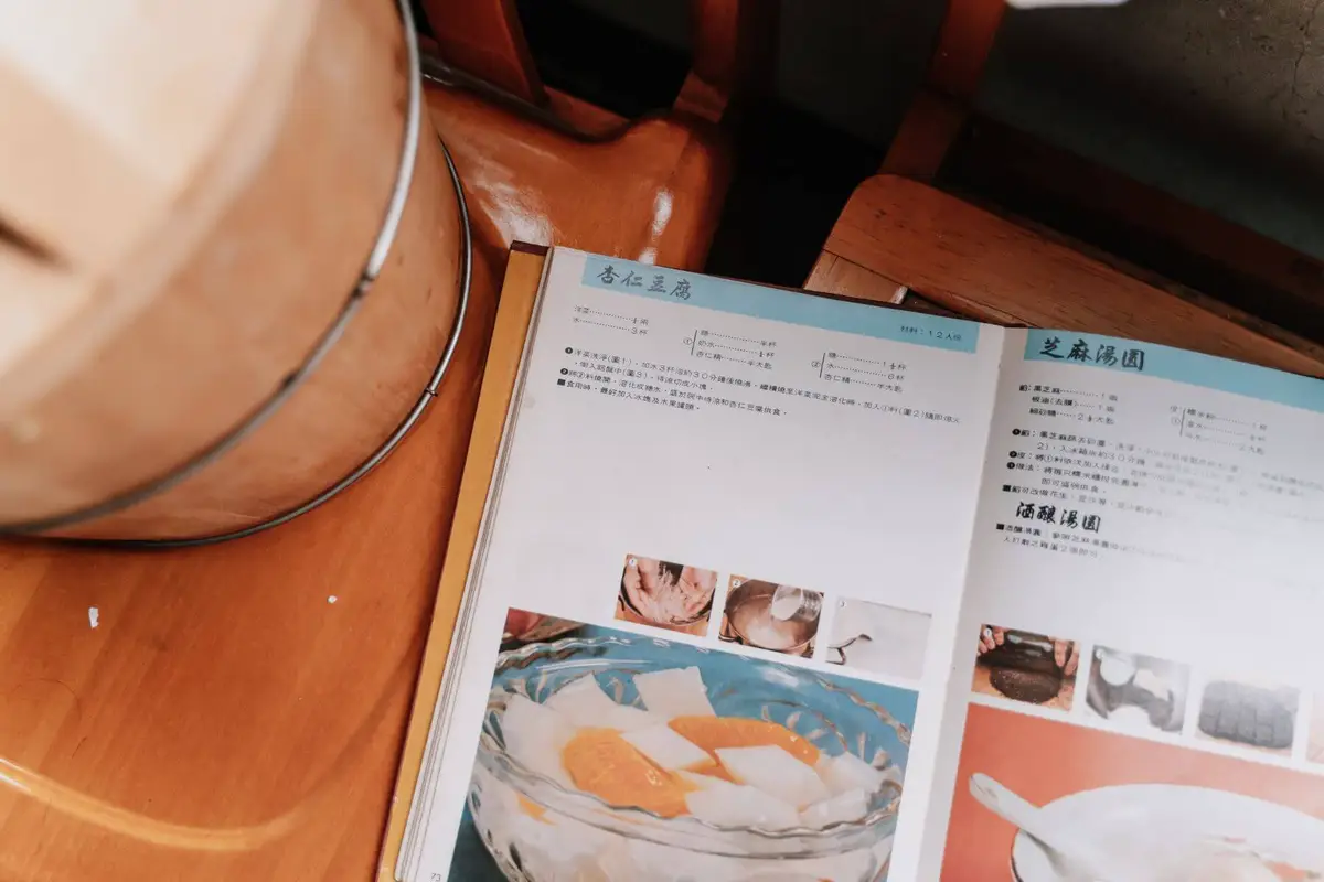 書架上一本內頁泛黃的味全食譜，是她早期的武功祕笈。