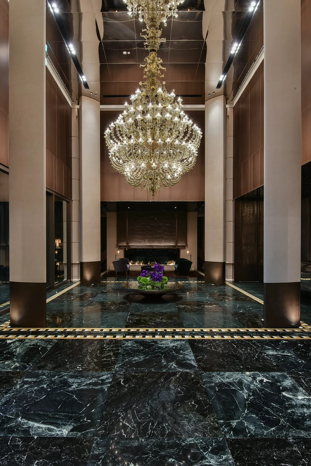 「寶璽天睿」大廳擺設的水晶吊燈是全亞洲唯一手工雕塑超大型ARS Murano吊燈，不僅拿下2019年歐洲設計大獎，市價更高達40萬歐元。