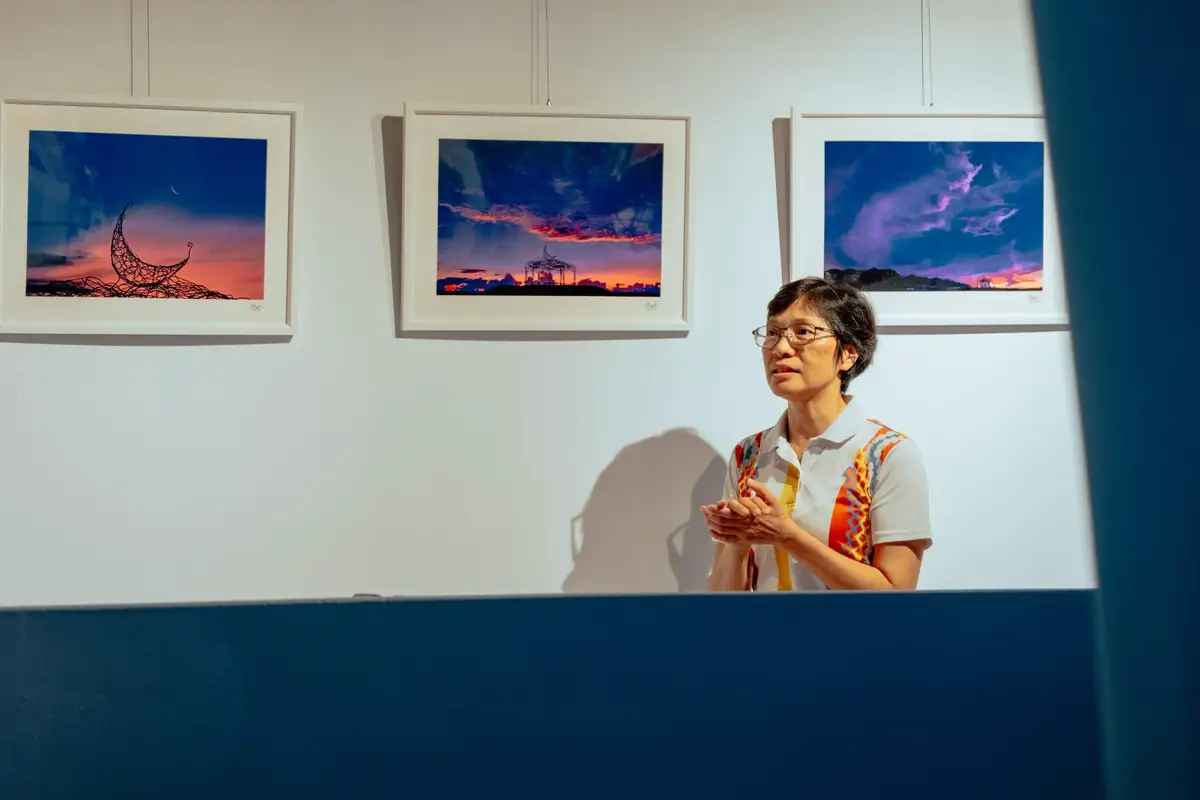 交通部觀光署東部海岸國家風景區管理處林維玲處長介紹特展「日月無相─2024徐明正攝影展」。