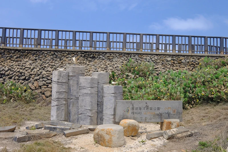 【澎湖】小門鯨魚洞＆小管麵線美食：獨特海蝕地形，巨鯨受困故事