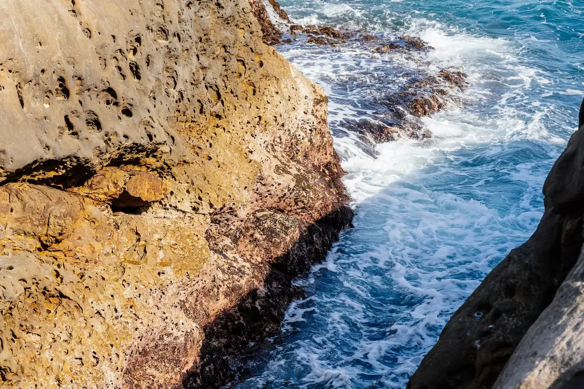 由海浪終年沖刷出的海蝕溝。