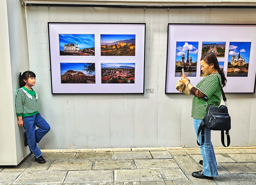 群众观展。胡英 摄1.jpg