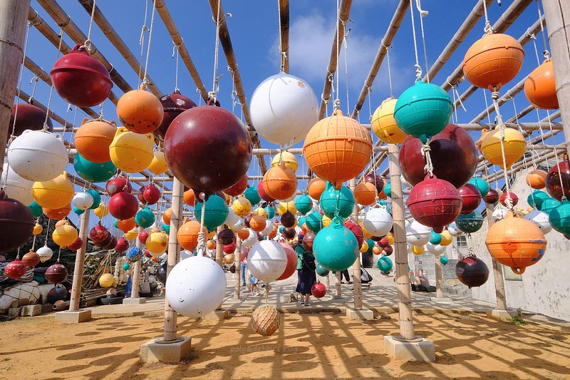 【澎湖】南寮古厝浮球秘境:爆紅IG景點,全球百大綠色旅遊地兼 【澎湖】南寮古厝浮球秘境:爆紅IG景點,全球百大綠色旅遊地兼