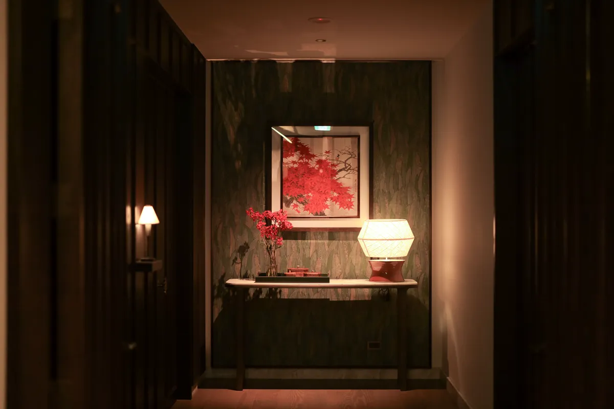 嶺南畫派名家周彥生的畫作，是寶元紀董事長蔡其建私藏的鎮店之寶。